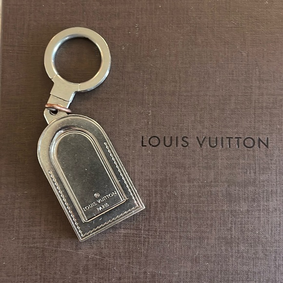 Louis Vuitton key chain - Picture 1 of 2